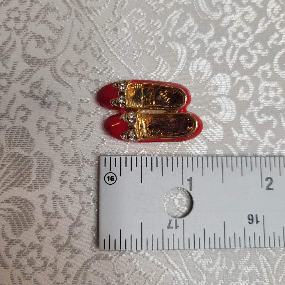 Vintage Gold Ruby‎ Red Slippers Brooch Enamel Rhinestone Bow Dorothy Kitsch Gift - Picture 9 of 9